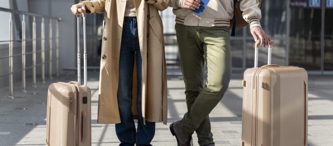 close-up-people-traveling-together-min expat, μετανάστης